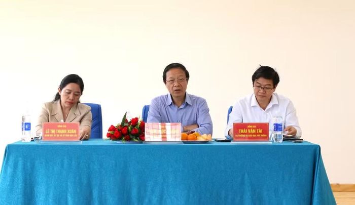 Thứ trưởng Phạm Ngọc Thưởng chủ trì buổi làm việc với Trường Tiểu học và THCS Buôn Đôn, Đắk Lắk. (Ảnh: Thành Tâm)