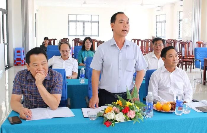 Ông Nguyễn Cảnh Tùng, Chủ tịch UBND xã Buôn Đôn báo cáo với đoàn công tác của Bộ GD&ĐT. (Ảnh: Thành Tâm)