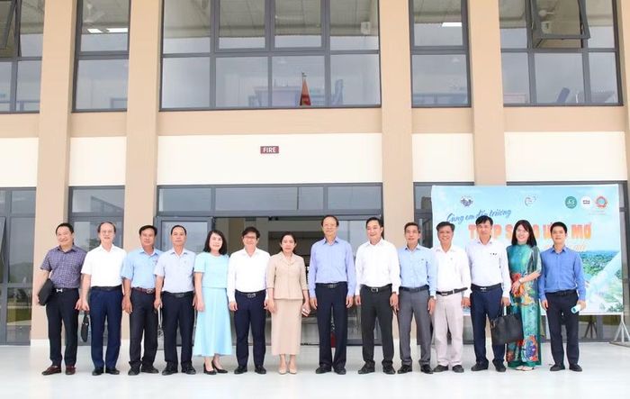 Thứ trưởng Phạm Ngọc Thưởng chụp hình lưu niệm cùng lãnh đạo địa phương và nhà trường. (Ảnh: Thành Tâm)