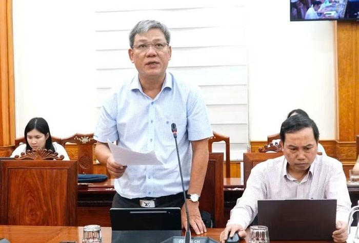 Đại diện Sở Tài chính báo cáo về tình hình quản lý, khai thác, xử lý cơ sở nhà, đất là tài sản công dôi dư trên địa bàn tỉnh Gia Lai.