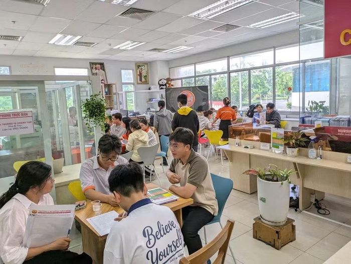 Sinh viên đến làm thủ tục nhập học tại Trường Cao đẳng Viễn Đông.