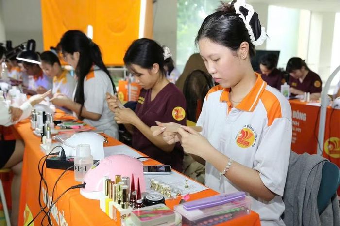 Sinh viên ngành Chăm sóc sắc đẹp Trường Cao đẳng Viễn Đông thực hành bộ môn Nail.