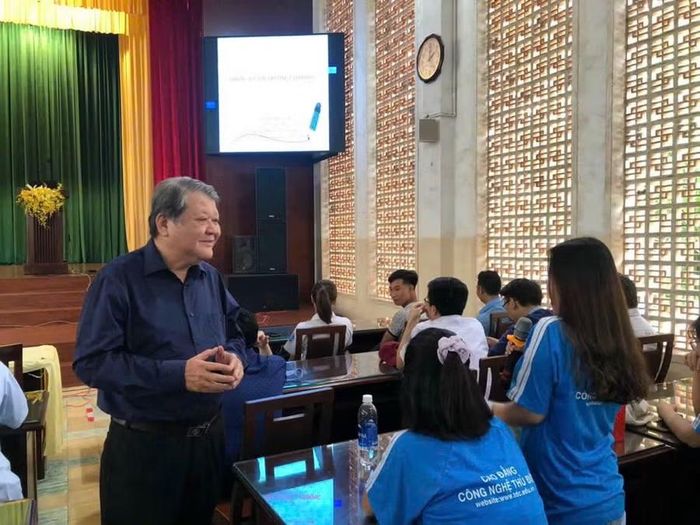 Ông Trần Anh Tuấn - Phó Chủ tịch Hội Giáo dục nghề nghiệp TPHCM tư vấn hướng nghiệp cho sinh viên Trường Cao đẳng Công nghệ Thủ Đức.