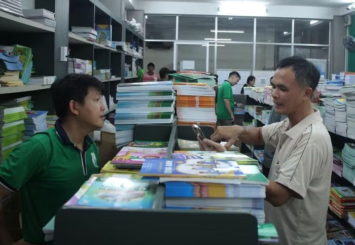 Nhân viên nhà sách tư vấn cho phụ huynh.