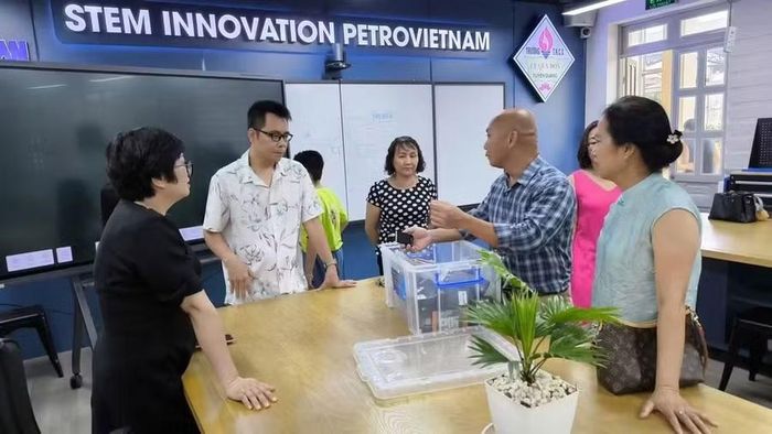 Trao đổi kỹ năng, kinh nghiệm giữa giáo viên nhà trường và các thầy cô giáo tỉnh bạn.