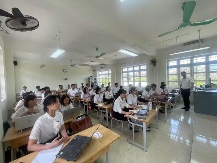 Các giáo viên liên tục được tập huấn.