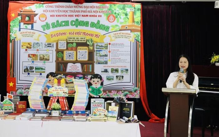 Bà Phạm Thị Diễm - Chủ tịch UBND phường Ba Đình đánh giá cao tủ sách cộng đồng của Trường THCS Ba Đình.