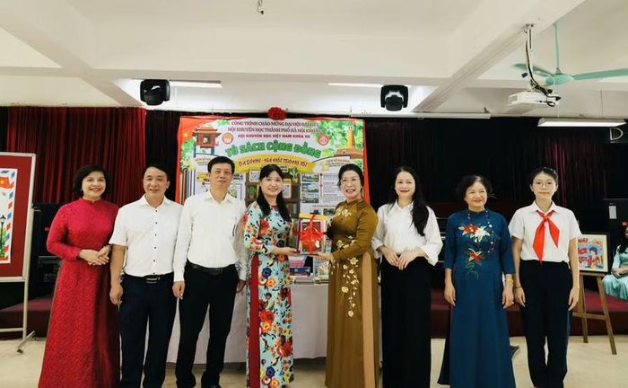 Lãnh đạo phường Ba Đình, Hội khuyến học Hà Nội chia vui đại diện Trường THCS Ba Đình cùng học sinh.
