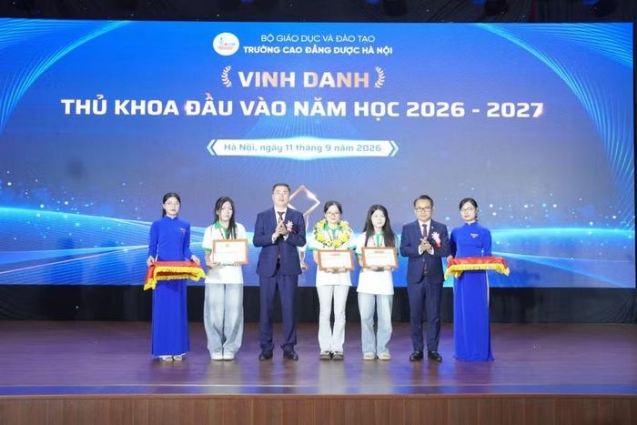Đỗ Thị Thanh Trúc tại lễ Vinh danh Thủ khoa đầu vào năm 2026 tại Trường Cao đẳng Dược Hà Nội.