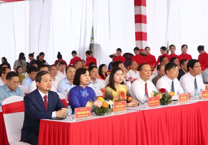 Đại biểu dự chương trình.