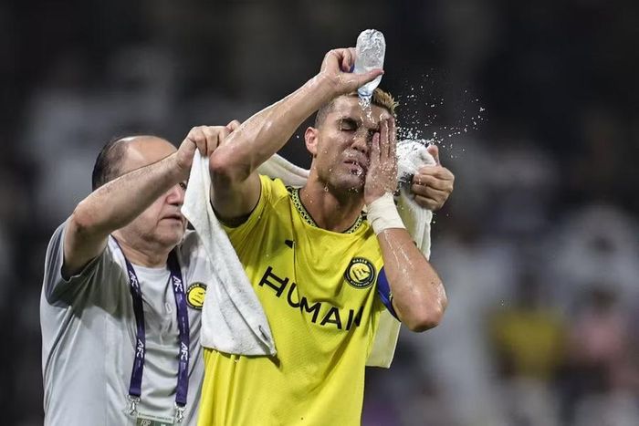 Ronaldo rửa mặt khi Al Nassr thua Al Ain 0-4 ở lượt đầu vòng phân hạng AFC Champions League Elite. Ảnh: AFP.