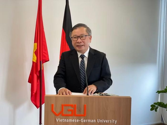 TS Hà Thúc Viên, Phó Hiệu trưởng Trường Đại học Việt Đức phát biểu tại lễ tổng kết. Ảnh: Hà An.