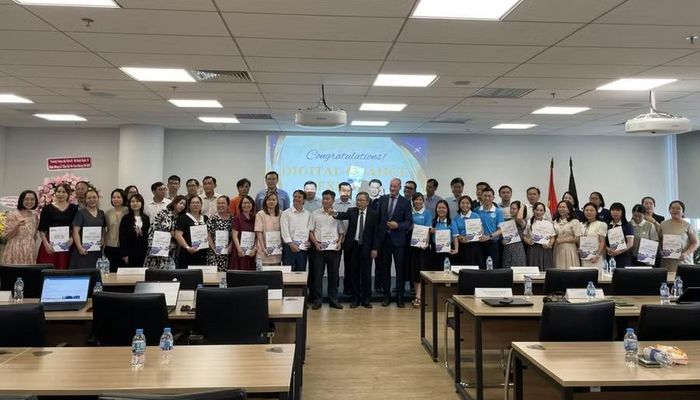 Các học viên nhận giấy chứng nhận hoàn thành chương trình. Ảnh: Hà An.