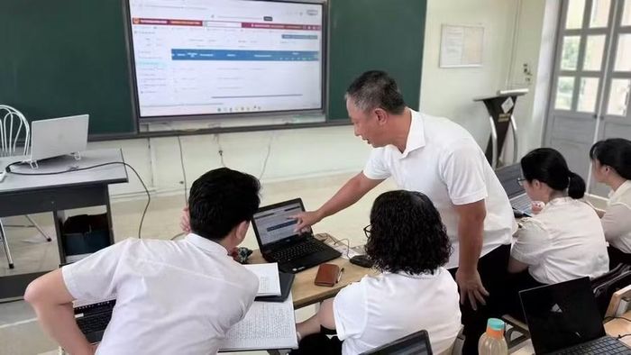 Các giáo viên thường xuyên tập huấn nâng cao năng lực.