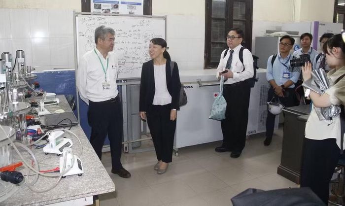 Các đại biểu tham quan hệ thống thiết bị và mô hình cây trồng sử dụng bã thải của hệ thống CT làm phân bón tại Khu thí nghiệm, Khoa Nông học, Học viện Nông nghiệp Việt Nam.