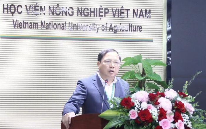 PGS.TS Vũ Ngọc Huyên - Phó Giám đốc Học viện Nông nghiệp Việt Nam phát biểu tại hội nghị.
