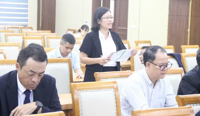 Đại biểu trao đổi tại hội nghị.