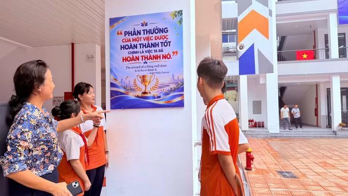 Bà Nguyễn Thị Thanh Thủy trao đổi tiếng Anh với học trò.