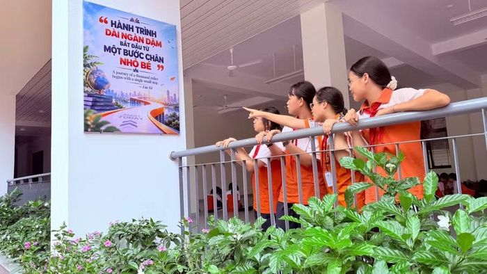 Mỗi góc của trường học đều bố trí để các bảng biểu hay trích dẫn bằng tiếng Anh và tiếng Việt.