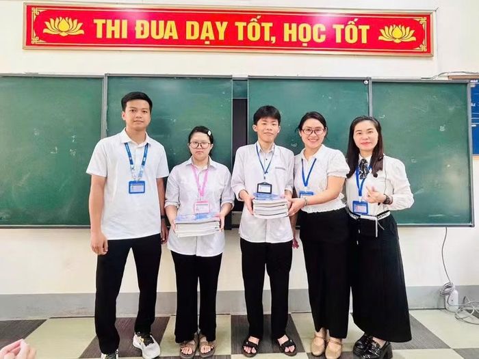 Trường THPT Lê Viết Thuật trao tặng sách cho học sinh có hoàn cảnh khó khăn.