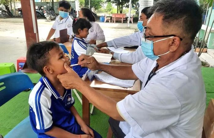 Các y, bác sĩ khám Răng - Hàm - Mặt cho học sinh.