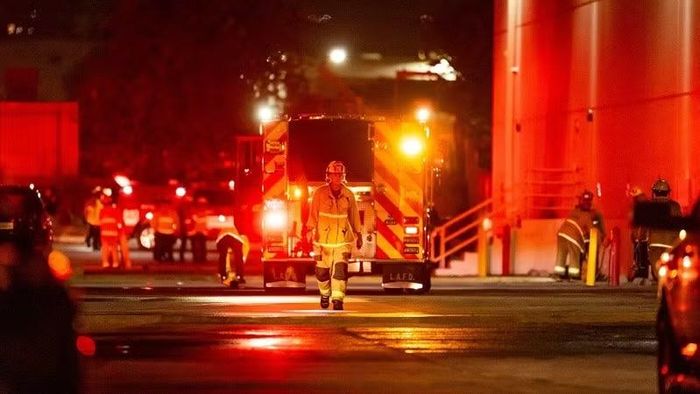 Phát ngôn viên Sở Cứu hỏa Los Angeles (LAFD) cho biết, vụ rơi trực thăng khiến ít nhất 3 người thiệt mạng, 1 người bị thương nặng đã được đưa đến bệnh viện.