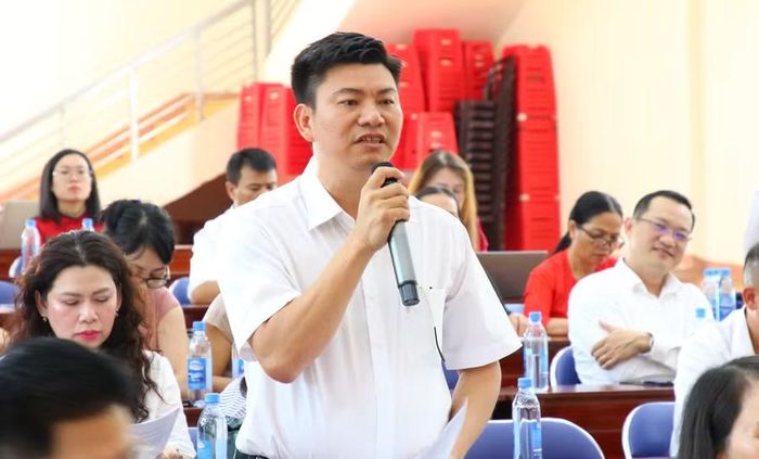Ông Nguyễn Đình Huy, Giám đốc Trung tâm GDNN–GDTX Krông Pắc báo cáo. (Ảnh: Thành Tâm)