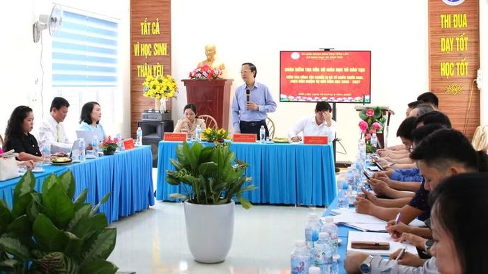 Thứ trưởng Phạm Ngọc Thưởng làm việc với Trường THPT Buôn Ma Thuột. (Ảnh: Thành Tâm)