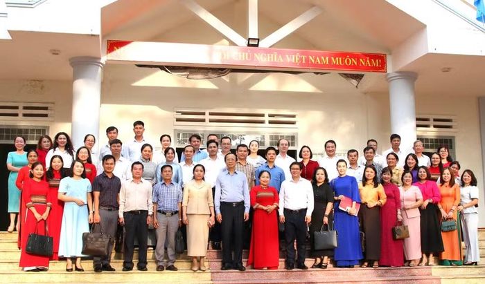 Đại diện các trường học, địa phương chụp hình lưu niệm cùng Đoàn công tác của Bộ GD&ĐT. (Ảnh: Thành Tâm)