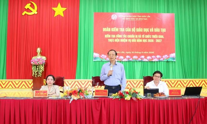 Thứ trưởng Phạm Ngọc Thưởng làm việc với các trường học ở Đắk Lắk. (Ảnh: Thành Tâm)