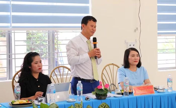 Ông Nguyễn Đăng Bồng, Hiệu trưởng Trường THPT Buôn Ma Thuột báo cáo. (Ảnh: Thành Tâm)