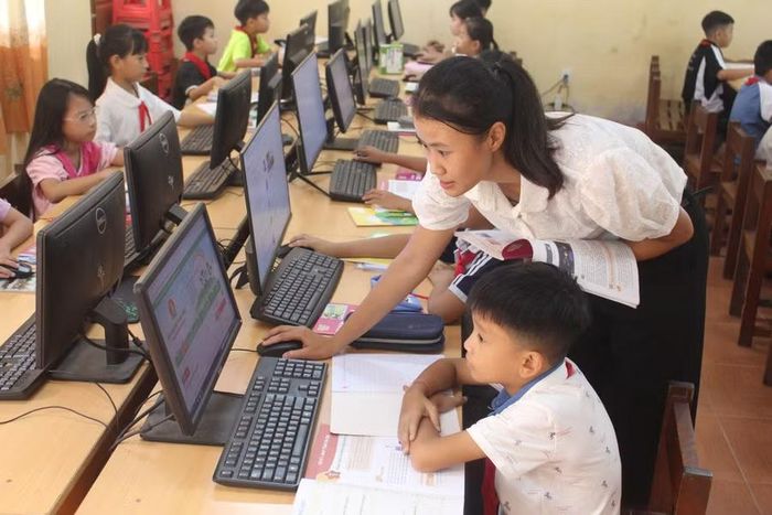 Học sinh Trường Tiểu học Trại Cau học môn Tin học.