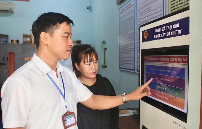 Người dân đến giải quyết thủ tục tại Trung tâm Phục vụ hành chính công xã Trại Cau được hướng dẫn lấy số thứ tự.
