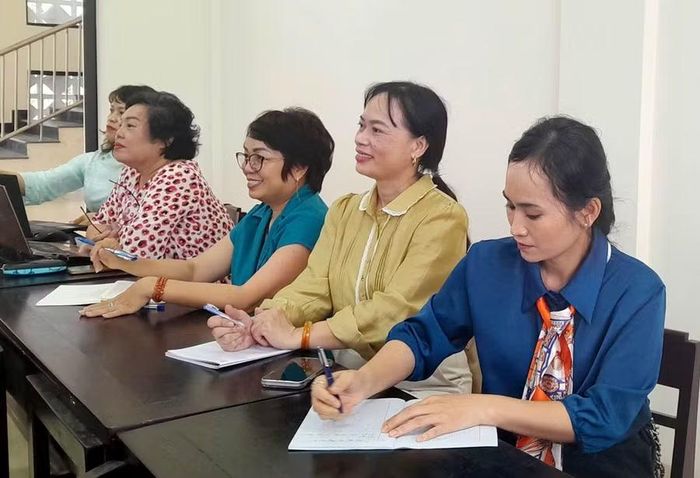 Các giáo viên, cán bộ giáo dục theo dõi tiết học thực nghiệm môn học tiếng Cơ Tu cấp tiểu học.