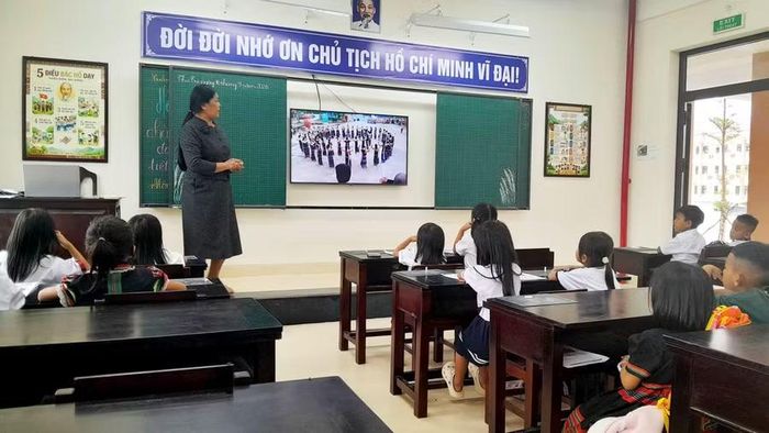 Giáo viên dạy thực nghiệm tiết học tiếng Cơ Tu cho học sinh tiểu học Trường Phổ thông nội trú Tiểu học &THCS A Lưới 4, TP Huế.