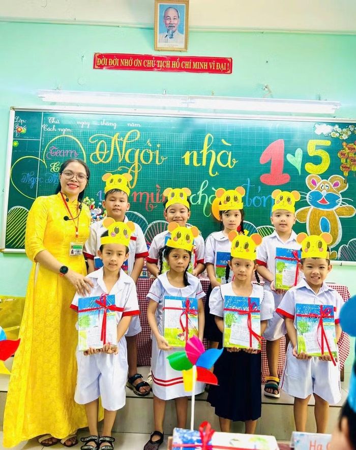 Niềm vui được tặng sách giáo khoa của học sinh khối lớp Một, Trường Tiểu học Huỳnh Ngọc Huệ điểm trường chính trong ngày tựu trường. Ảnh: NTCC.