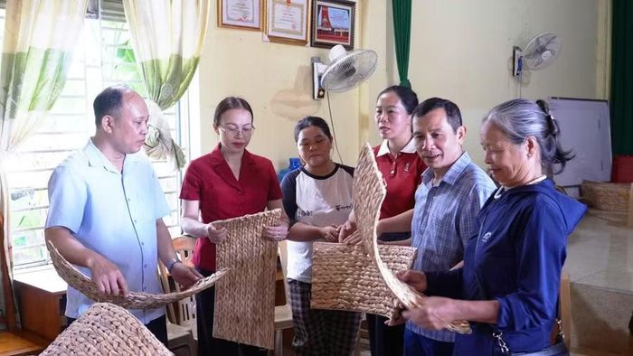 Công tác kiểm tra, đánh giá sản phẩm của các thành viên hợp tác xã. Ảnh: Đinh Thắm