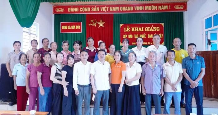 UBND xã Hóa Quỳ (Thanh Hóa) tổ chức khai giảng lớp đào tạo nghề đan bèo tây. Ảnh: Đinh Thắm