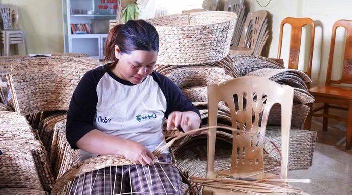 Từ nghề đan bèo tây, chị Lô Thị Chuân (36 tuổi) ở thôn Xuân Quỳ có thêm thu nhập. Ảnh: Đinh Thắm