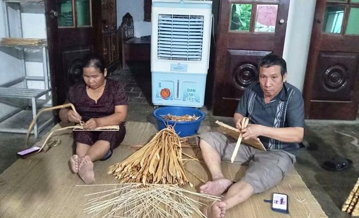 Bà Hoàng Thị Mai (54 tuổi), ông Lê Đình Phúc tham gia nghề đan bèo tây tại nhà. Ảnh: Đinh Thắm