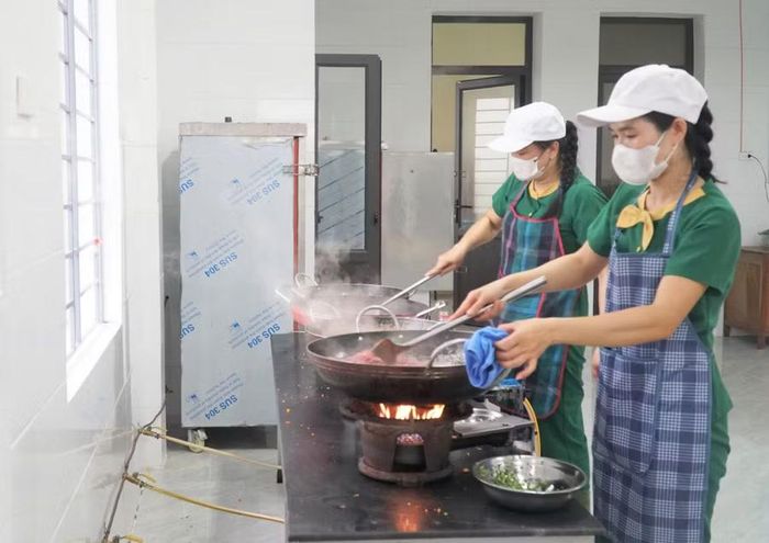 Trường Tiểu học Nghi Văn (xã Văn Kiều, Nghệ An) tổ chức nấu ăn bán trú trực tiếp tại trường cho học sinh. Ảnh: Hồ Lài