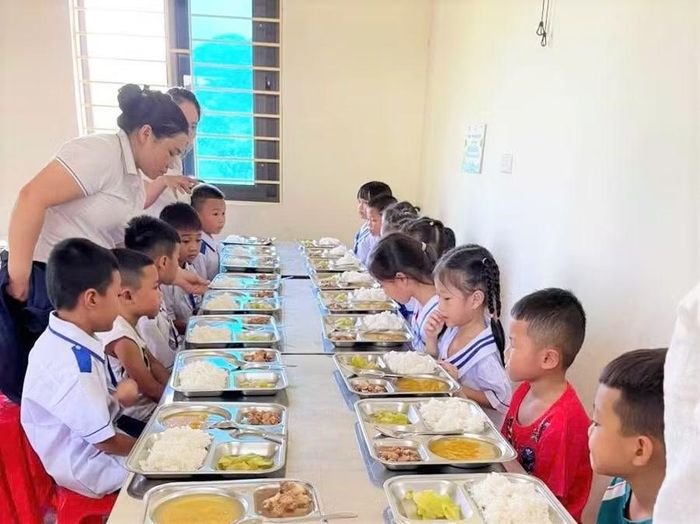 Bữa ăn bán trú của học sinh Trường Phổ thông DTBT Tiểu học và THCS Tiền Phong, xã Tiền Phong, Nghệ An. Ảnh: NTCC
