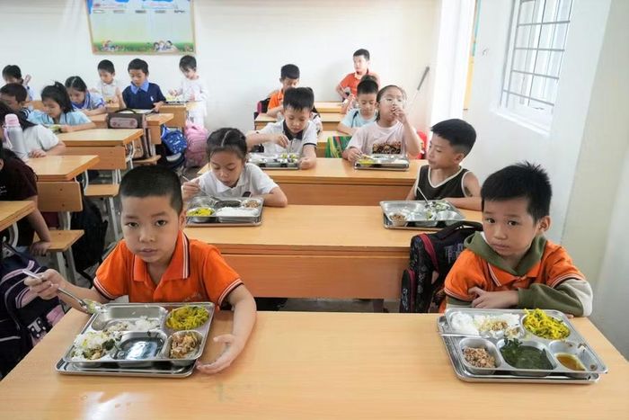 Trường Tiểu học Hà Huy Tập 2 đặt suất ăn bán trú từ đơn vị ngoài cho học sinh. Ảnh: Hồ Lài
