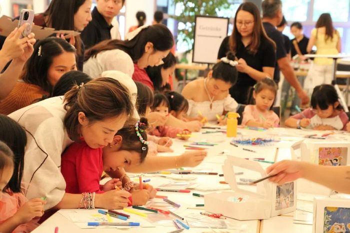 Phụ huynh hướng dẫn các cháu thiếu nhi tham gia các hoạt động tại Chương trình. (Ảnh: Hồng Trí)
