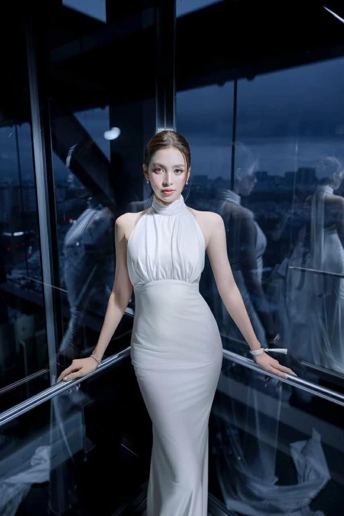 Hoa hậu Trần Tiểu Vy đẹp rạng ngời.