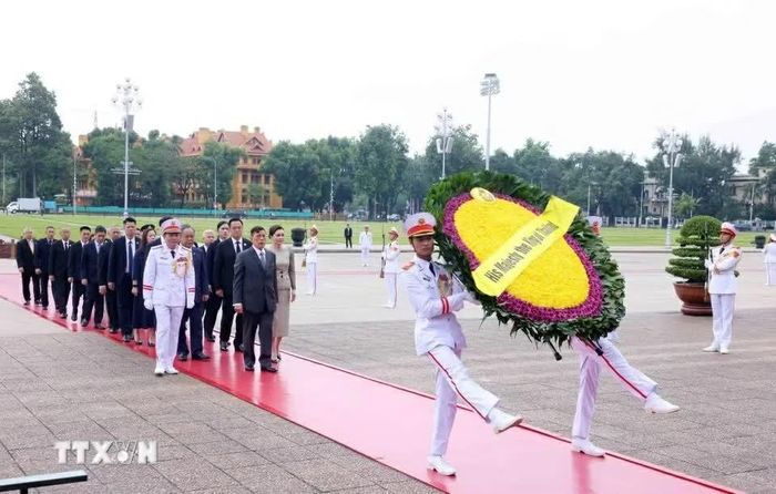 Trước đó, sáng 16/9, Nhà vua Thái Lan Maha Vajiralongkorn Phra Vajiraklaochaoyuhua và Hoàng hậu Suthida Bajrasudhabimalalakshana đến đặt vòng hoa và vào Lăng viếng Chủ tịch Hồ Chí Minh; đến đặt vòng hoa tại Đài tưởng niệm các Anh hùng liệt sĩ trên đường Bắc Sơn (Hà Nội). (Nguồn: TTXVN)