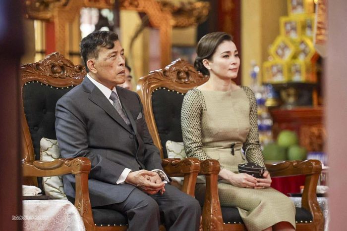 Nhà Vua Thái Lan Maha Vajiralongkorn và Hoàng hậu Suthida tại chùa Quán Sứ.