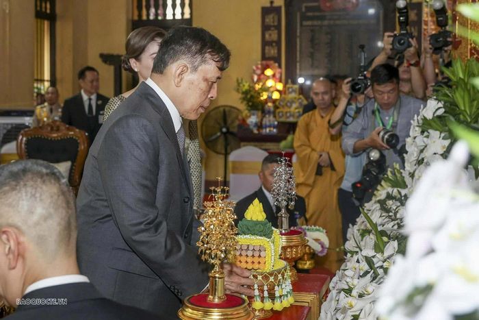 Nhà Vua Thái Lan Maha Vajiralongkorn và Hoàng hậu Suthida tiến vào chính điện dâng nến, dâng hoa.