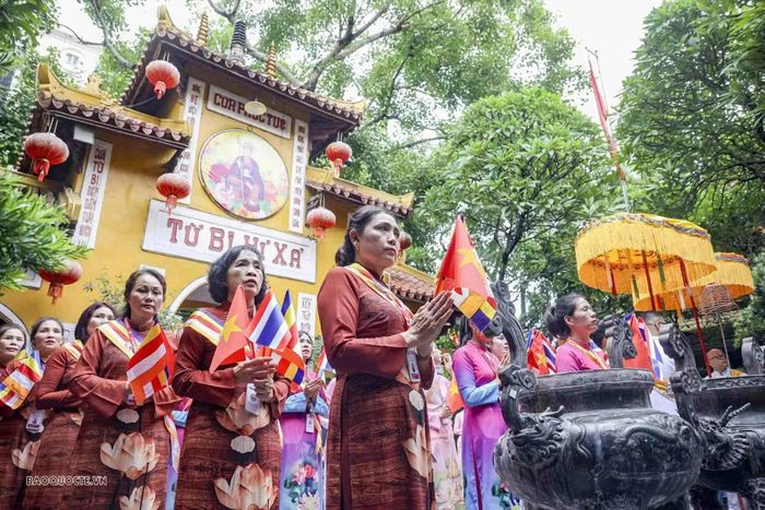 Cùng lúc, chư tăng, phật tử tụng kinh cầu nguyện bình an cho Nhà Vua và Hoàng hậu; cầu nguyện cho mối quan hệ Việt Nam và Thái Lan ngày càng phát triển.