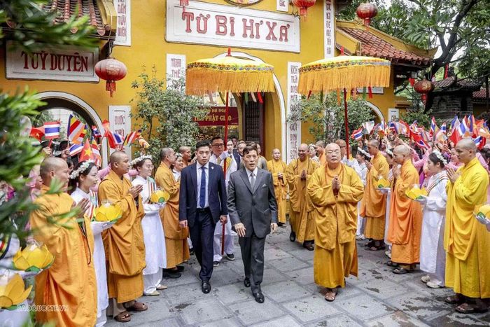 Chư tăng, phật tử hoan chào đón Nhà Vua Thái Lan Maha Vajiralongkorn và Hoàng hậu Suthida Bajrasudhabimalalakshana đến thăm chùa Quán Sứ.